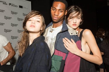 Kulislerde poz veren modeller