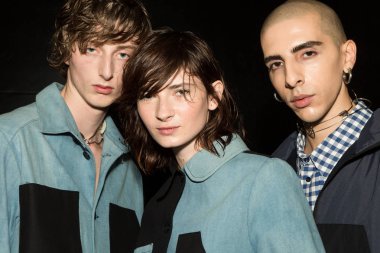 Kulislerde poz veren modeller