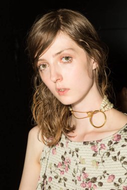 Muhteşem model backstage içinde poz