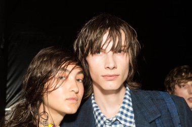 Kulislerde poz veren modeller