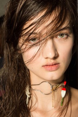 Muhteşem model backstage içinde poz