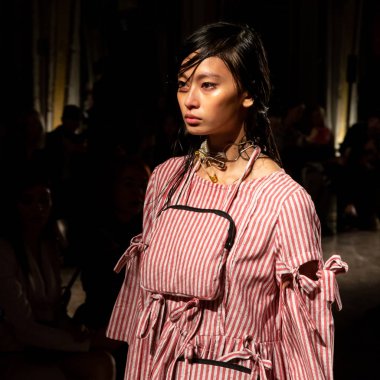 Muhteşem modeli pist yürüyüş