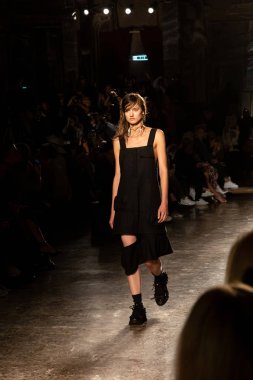 Muhteşem modeli pist yürüyüş