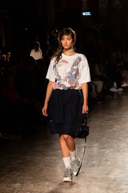 Muhteşem modeli pist yürüyüş