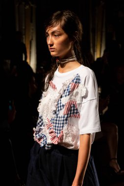 Muhteşem modeli pist yürüyüş