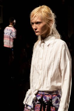 Muhteşem modeli pist yürüyüş