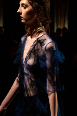 Muhteşem modeli pist yürüyüş