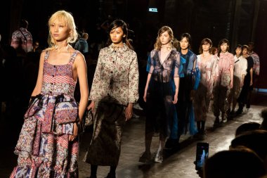 Mükemmel modele pist yürüyüş