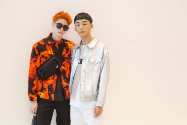 Şık insanlar Milan kadın moda haftası sırasında poz