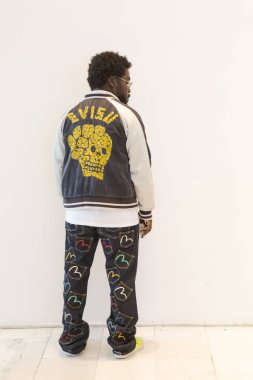 Şık adam Milan kadın moda haftası sırasında poz