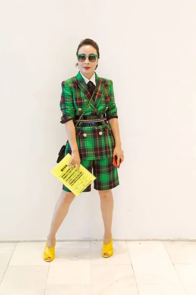 Mujer de moda posando durante la Semana de la Moda Femenina de Milán —  Fotos de Stock