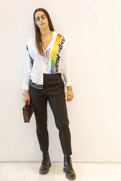 Fashionabla man poserar under modeveckan i Milano kvinnors — Stockfoto