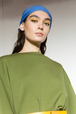 Sunum sırasında poz veren muhteşem model