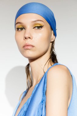 Sunum sırasında poz veren muhteşem model