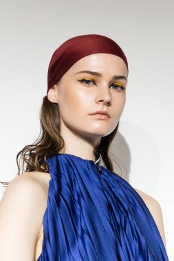 Sunum sırasında poz veren muhteşem model