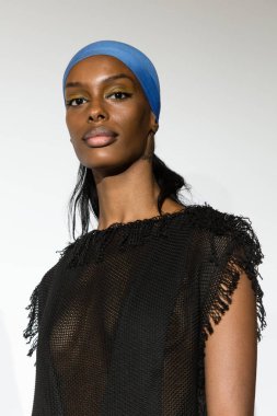 Sunum sırasında poz veren muhteşem model