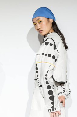 Sunum sırasında poz veren muhteşem model