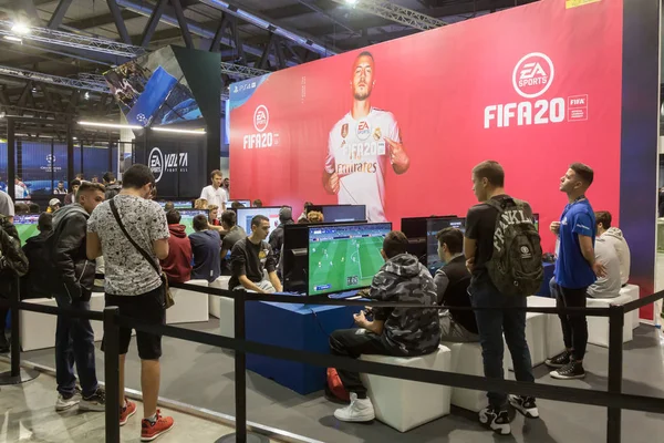 Pessoas que visitam a semana de jogos de Milão 2019 — Fotografia de Stock