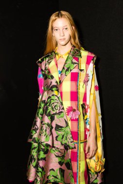 Muhteşem model backstage içinde poz