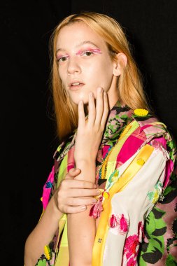 Muhteşem model backstage içinde poz