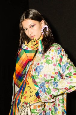 Muhteşem model backstage içinde poz