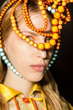 Muhteşem model backstage içinde poz