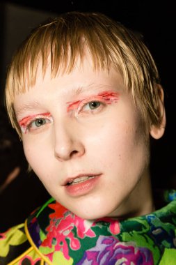 Muhteşem model backstage içinde poz