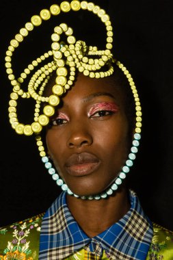 Muhteşem model backstage içinde poz