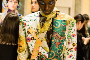 Muhteşem model backstage içinde poz