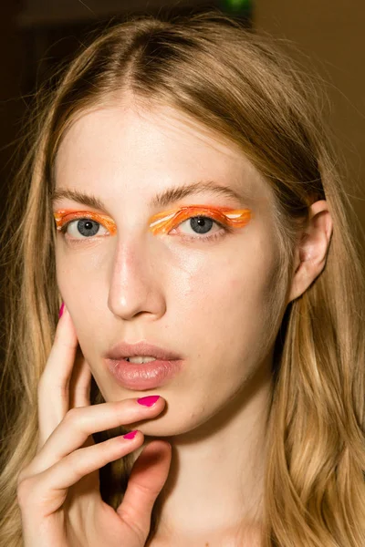 Muhteşem model backstage içinde poz