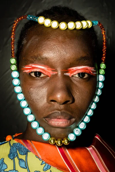 Muhteşem model backstage içinde poz