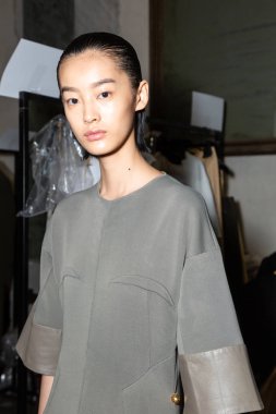 Muhteşem model backstage içinde poz