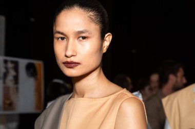 Muhteşem model backstage içinde poz