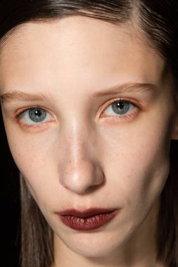 Muhteşem model backstage içinde poz