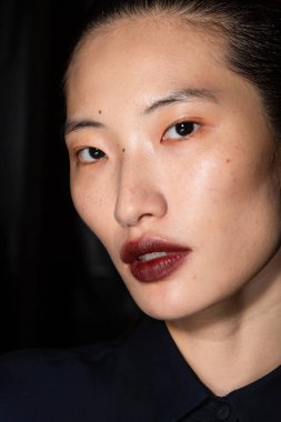 Muhteşem model backstage içinde poz