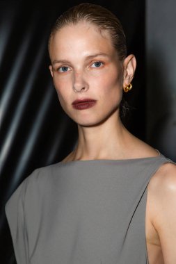 Muhteşem model backstage içinde poz