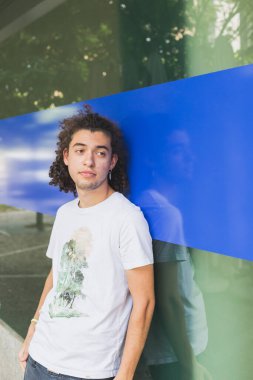 Yakışıklı genç adam şehir ortamında poz veriyor