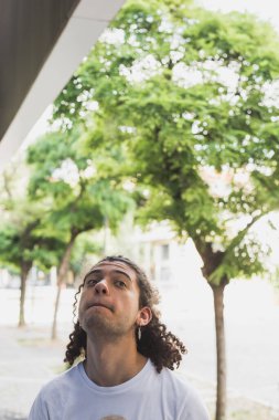 Yakışıklı genç adam şehir ortamında poz veriyor