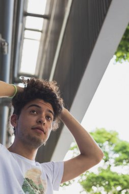 Yakışıklı genç adam şehir ortamında poz veriyor