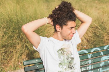 Yakışıklı genç adam şehir ortamında poz veriyor