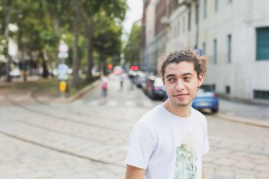 Yakışıklı genç adam şehir ortamında poz veriyor