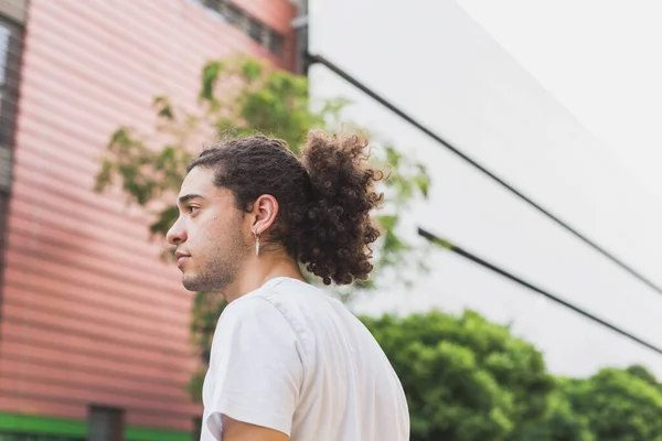 Jovem Bonito Coloca Contexto Urbano — Fotografia de Stock