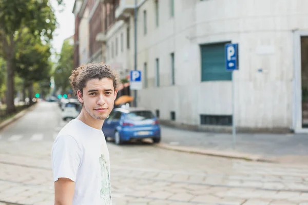 Jovem Bonito Coloca Contexto Urbano — Fotografia de Stock