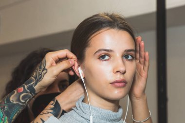 23 Eylül 2020 'de Milano Kadın Moda Haftası' nda Simona Marziali 'nin gösterisinden hemen önce muhteşem bir model sahne arkasında poz verdi.