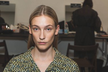 23 Eylül 2020 'de Milano Kadın Moda Haftası' nda Simona Marziali 'nin gösterisinden hemen önce muhteşem bir model sahne arkasında poz verdi.