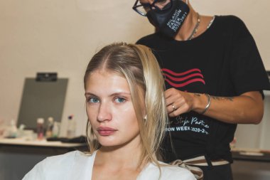 23 Eylül 2020 'de Milano Kadın Moda Haftası' nda Simona Marziali 'nin gösterisinden hemen önce muhteşem bir model sahne arkasında poz verdi.