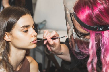 23 Eylül 2020 'de Milano Kadın Moda Haftası' nda Simona Marziali 'nin gösterisinden hemen önce muhteşem bir model sahne arkasında poz verdi.