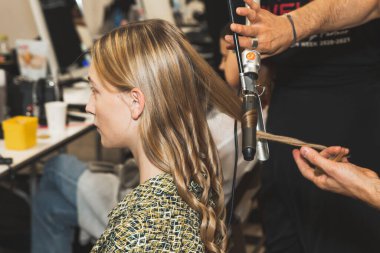 23 Eylül 2020 'de Milano Kadın Moda Haftası' nda Simona Marziali 'nin gösterisinden hemen önce muhteşem bir model sahne arkasında poz verdi.