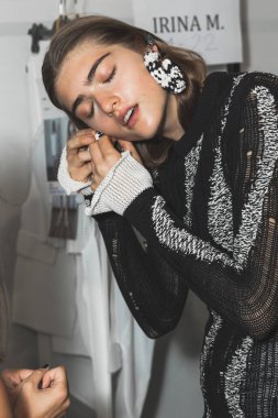 23 Eylül 2020 'de Milano Kadın Moda Haftası' nda Simona Marziali 'nin gösterisinden hemen önce muhteşem bir model sahne arkasında poz verdi.