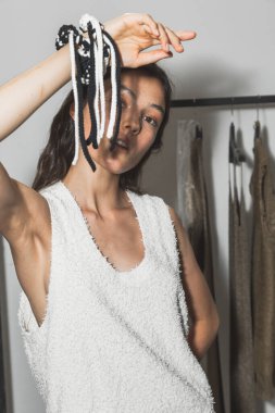 23 Eylül 2020 'de Milano Kadın Moda Haftası' nda Simona Marziali 'nin gösterisinden hemen önce muhteşem bir model sahne arkasında poz verdi.